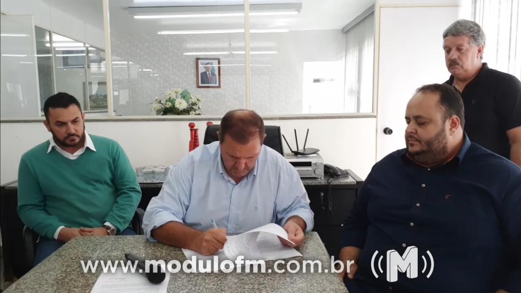Prefeito assina ordem de serviço e obras da Avenida Sanitária serão retomadas