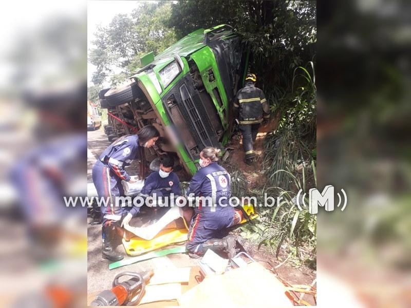 Caminhoneiro fica preso dentro de cabine de carreta após...