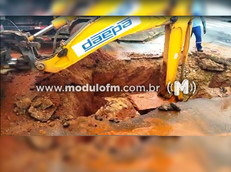 Daepa trabalha para reparar duas adutoras que se romperam durante a noite desta quinta-feira (02)