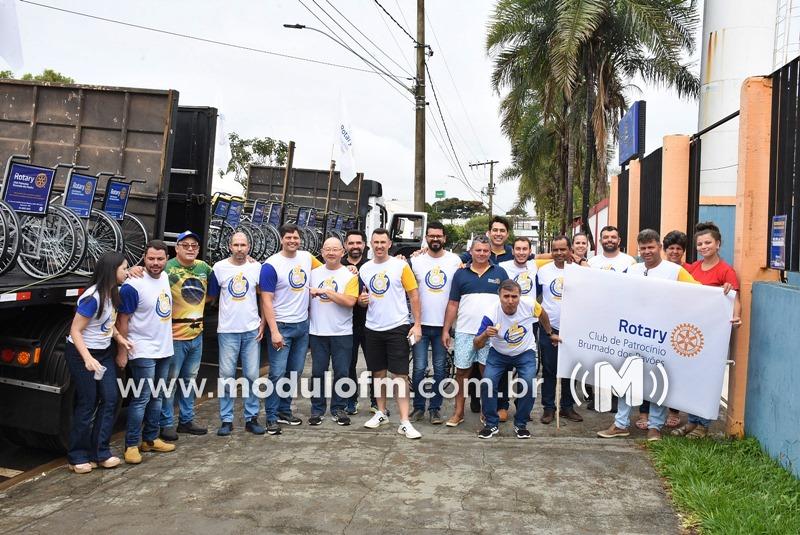 Em Carreata, membros do Rotary Brumado dos Pavões apresentaram a comunidade novas duzentas cadeiras de banho e de rodas, adquiridas com recursos do 15º Costelão