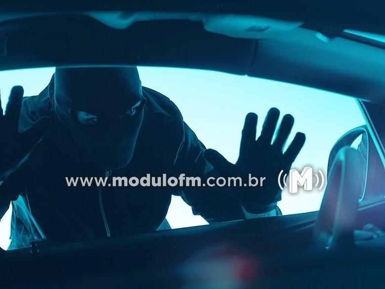 Homem deixa carro destrancado e celular é furtado em Patrocínio