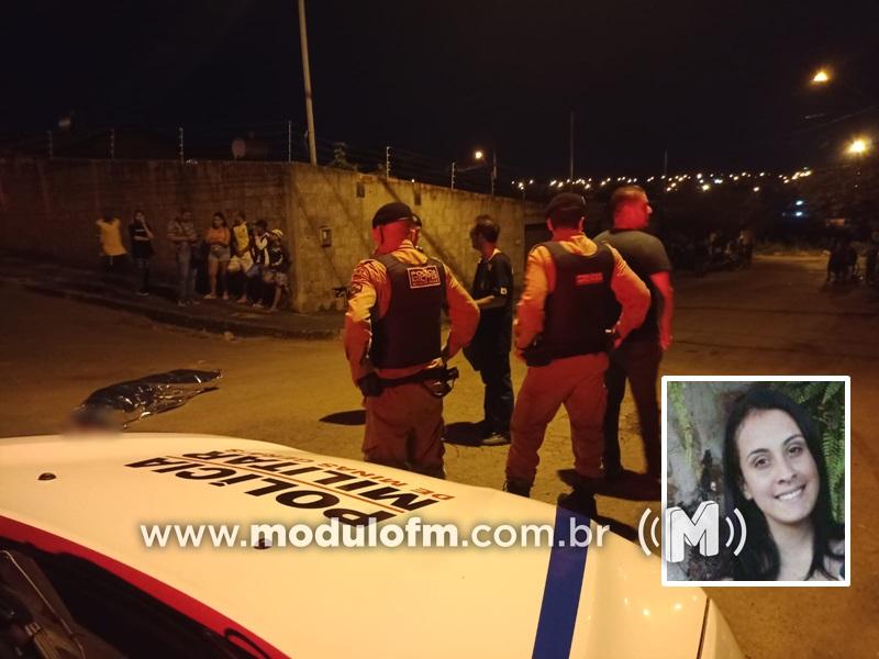 Jovem é morta a tiros e namorado fica ferido após serem surpreendidos por dupla em moto em Patos de Minas