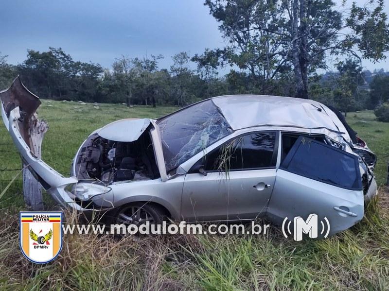 Motorista capota carro após ser