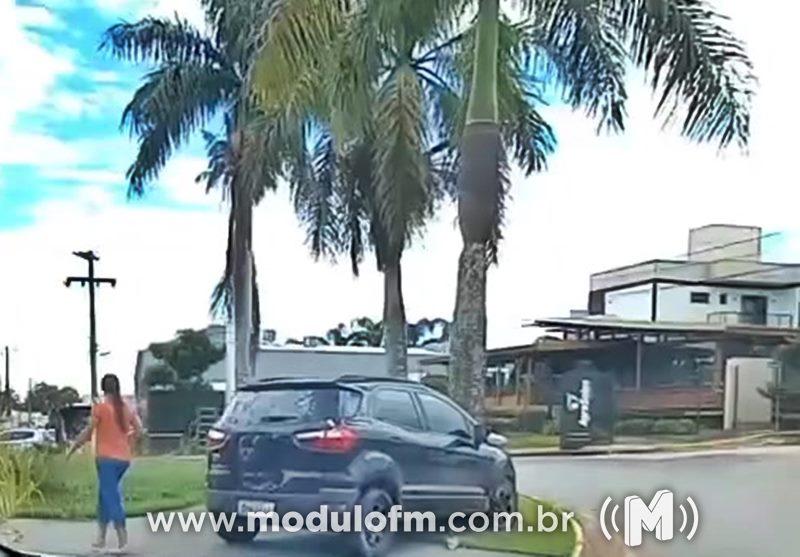 Mulher é fechada no trânsito, invade calçada e colide carro em coqueiro