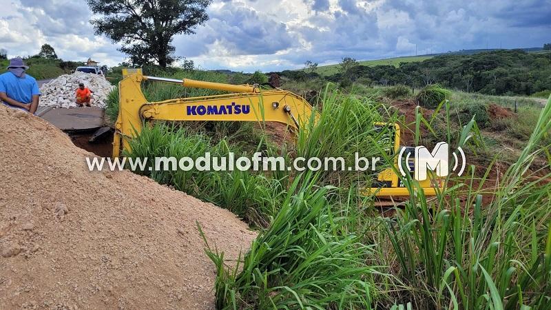 Cabo de fibra óptica se rompe durante obra na BR-365 e pode afetar fornecimento de internet em Guimarânia