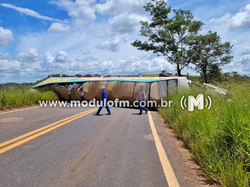 Caminhão tomba e interdita MG 230 em Serra do...