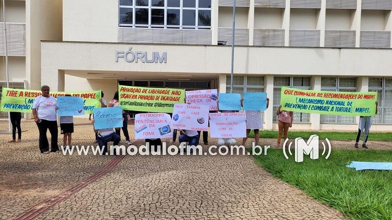 Familiares realizam manifestação e pedem melhorias para internos da Penitenciária de Patrocínio