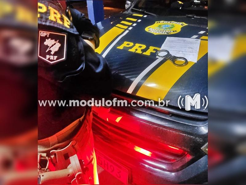 Foragido da justiça por tráfico de drogas é preso pela PRF na BR 365