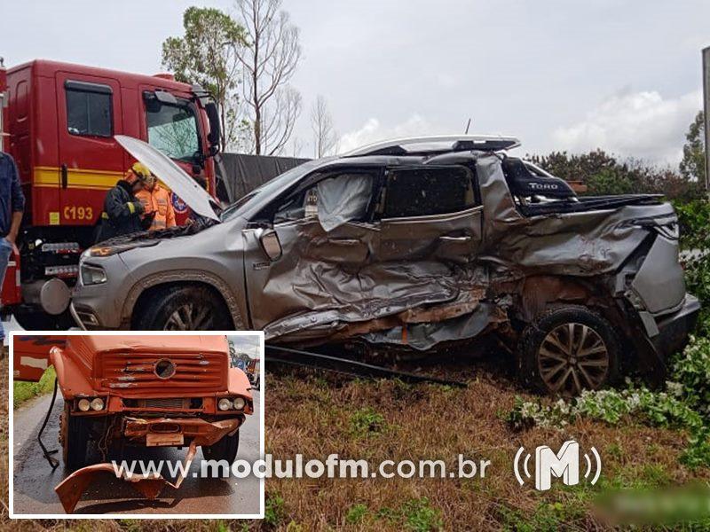 Homem fica ferido após ser atingido por caminhão ao fazer conversão na BR-365