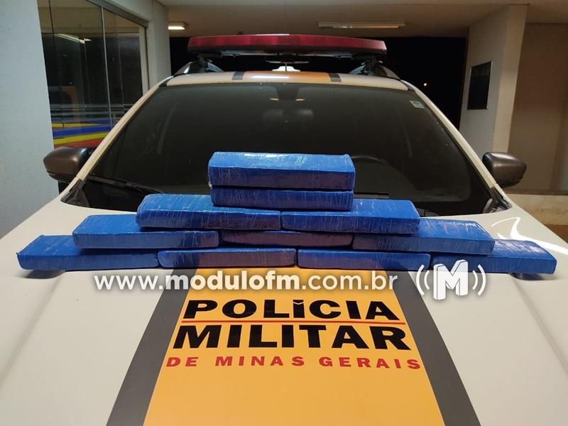 Jovem de 21 anos é presa transportando mais de 10 quilos de droga em veículo na MG-188