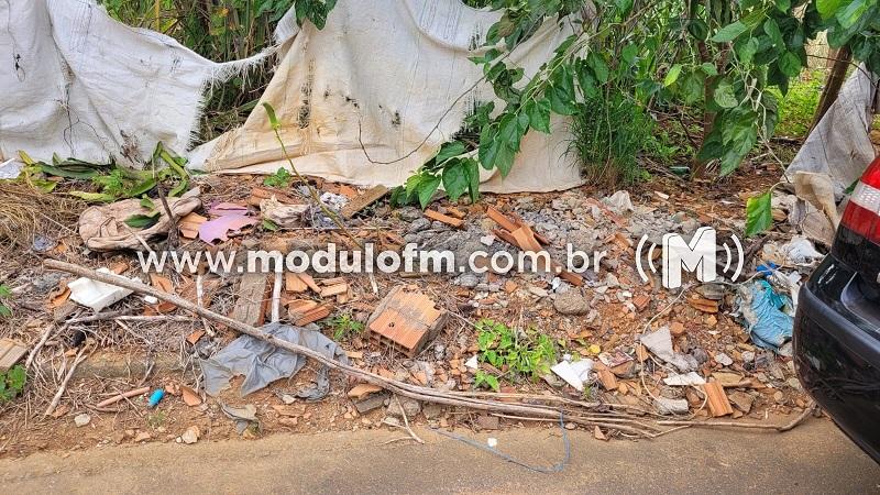 Moradores reclamam de sujeira em lote público no bairro Jardim Sul
