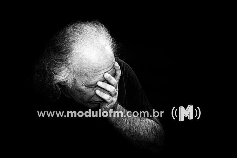 Mulher aproveita da generosidade de idoso de 80 anos e furta aparelho celular em Patrocínio