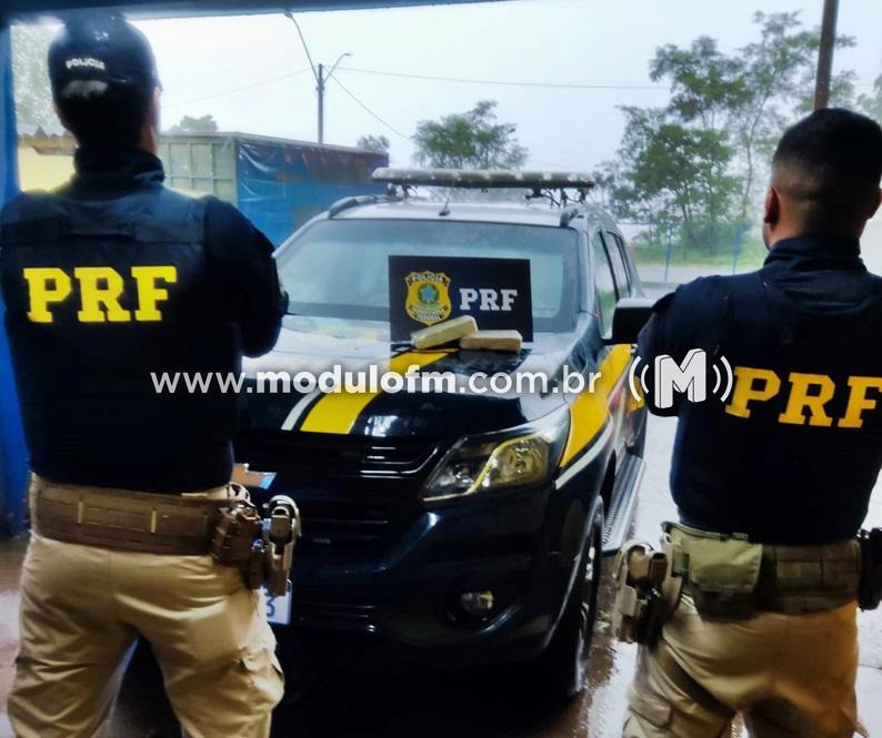 PRF apreende pasta base de cocaína com passageira em ônibus na BR-365