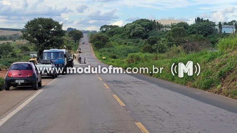 Secretaria de Obras realiza intervenção na BR-365 para escoar água de represa