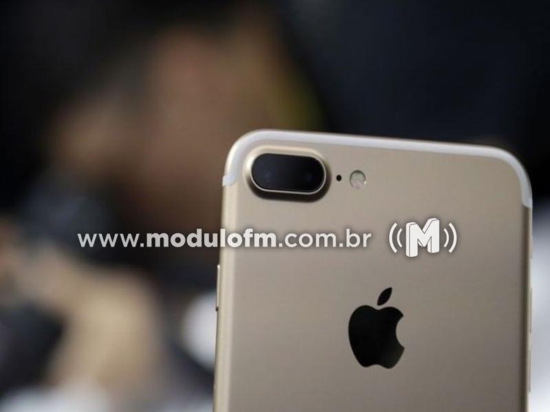 Câmera de segurança flagra rapaz furtando celular dentro loja em Patrocínio