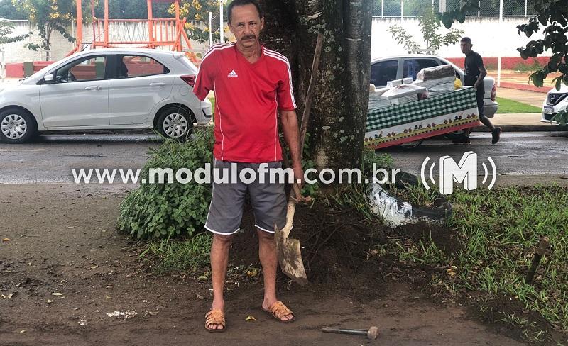 Cansado de esperar, morador com deficiência limpa canteiro em avenida de Patrocínio