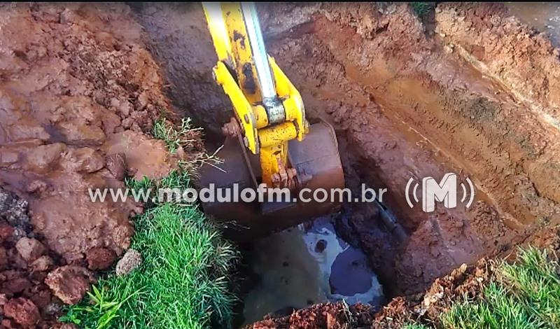 DAEPA restabelece fornecimento de água após adutora se romper na entrada do Bairro Enéas em Patrocínio