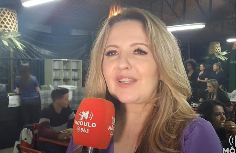 Diretora convida participantes da Fenacafé para prestigiarem barraca da APAE