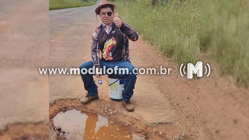 Empresário protesta e tenta pescar peixe em buraco na rodovia Patrocínio/Perdizes