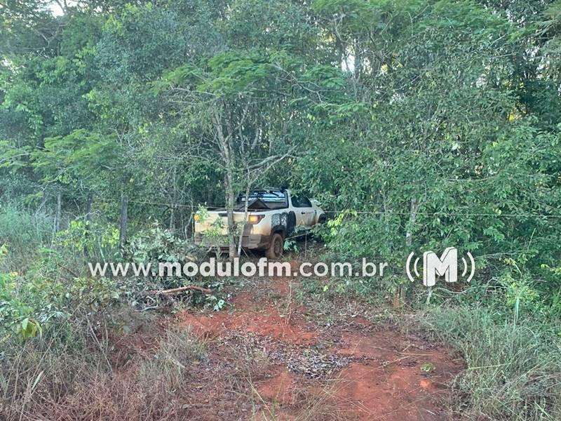 Motorista colide carro contra árvores após ter visão ofuscada pelo sol na MGC-462