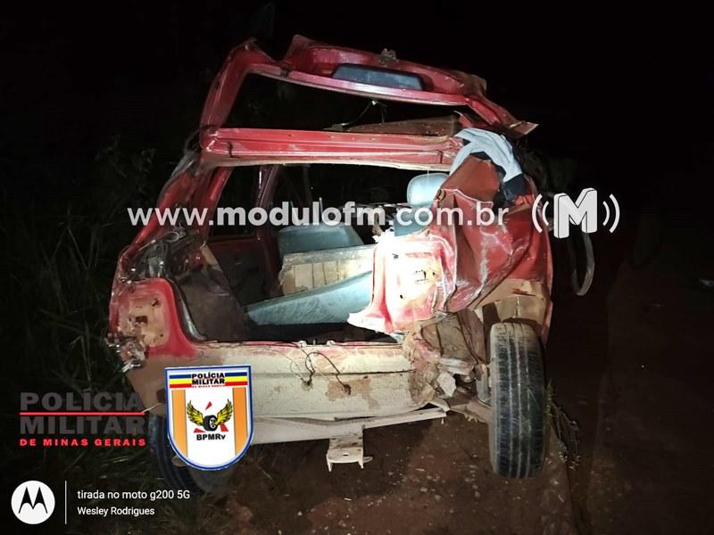 Motorista invade pista, perde controle e capota veículo na MG-190