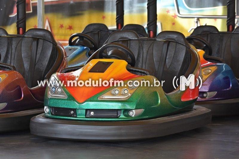 Parque de diversões ainda funciona nesta segunda-feira (17) em Patrocínio