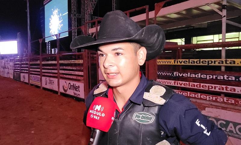 Vinicius Arcanjo é bicampeão no rodeio da Fenacafé