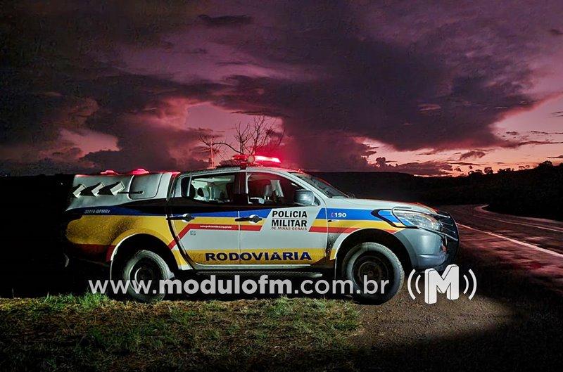 Homem é preso com drogas após tentar fugir de viatura policial na MG-188