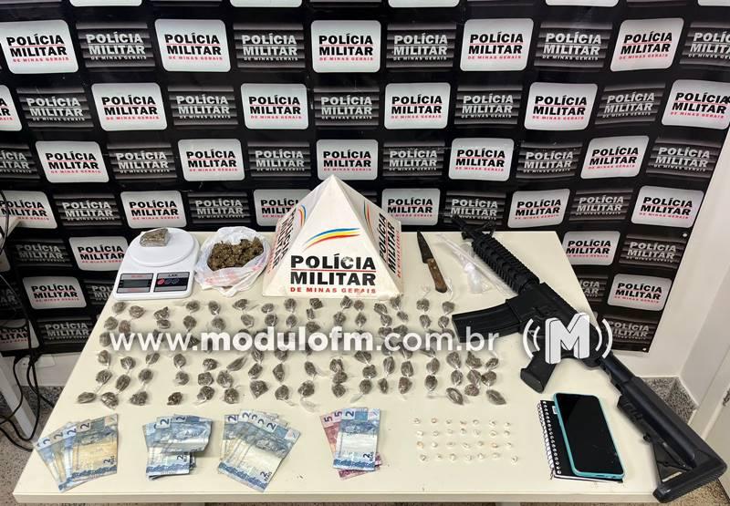 Homem é procurado pela polícia após drogas e caderno do tráfico serem encontrados em residência no bairro Serra Negra