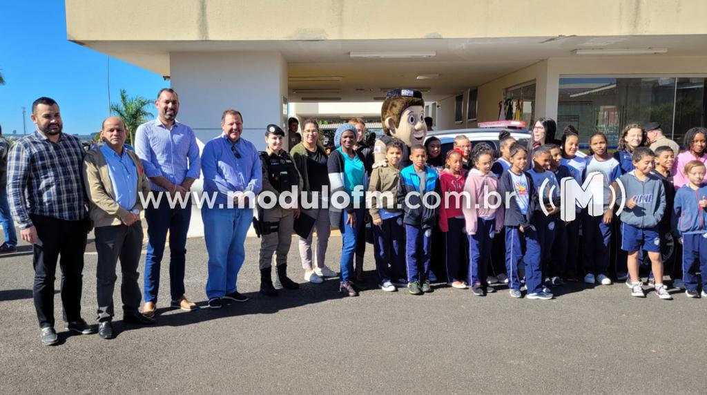Prefeito Deiró Marra realiza entrega de viatura ao 46º BPM e veta projeto de vereador sobre monitoramento em escolas