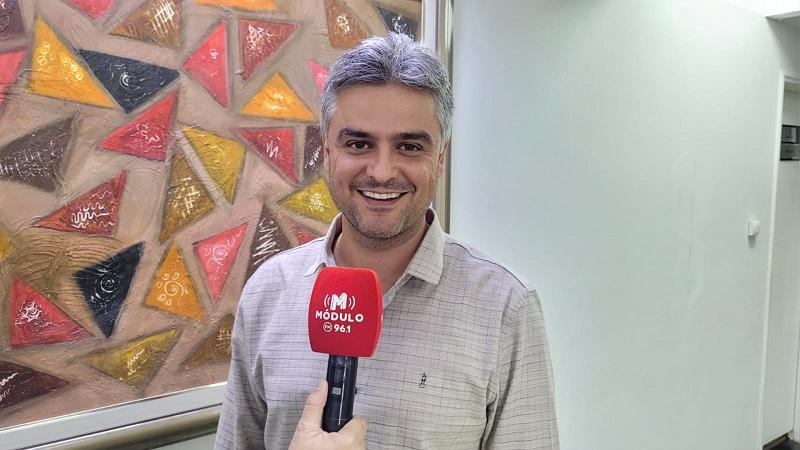 Vereador aponta incoerência da Câmara ao aprovar projeto que cria cargos comissionados e não conseguir impedir elevação da taxa de esgoto