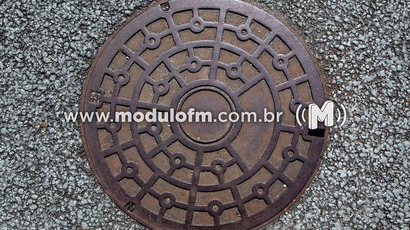 Vereador pede nivelamento das tampas de bueiro com o asfalto em Patrocínio