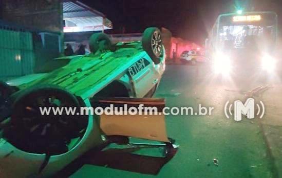 Após colisão com ônibus coletivo, carro capota e deixa duas pessoas feridas em Patrocínio