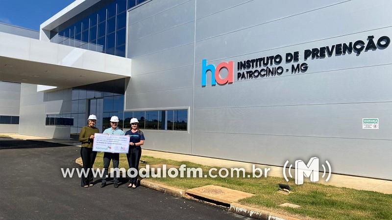 Farmácia Nacional faz repasse de mais de R$ 15 mil da Campanha do Troco para o HC Patrocínio