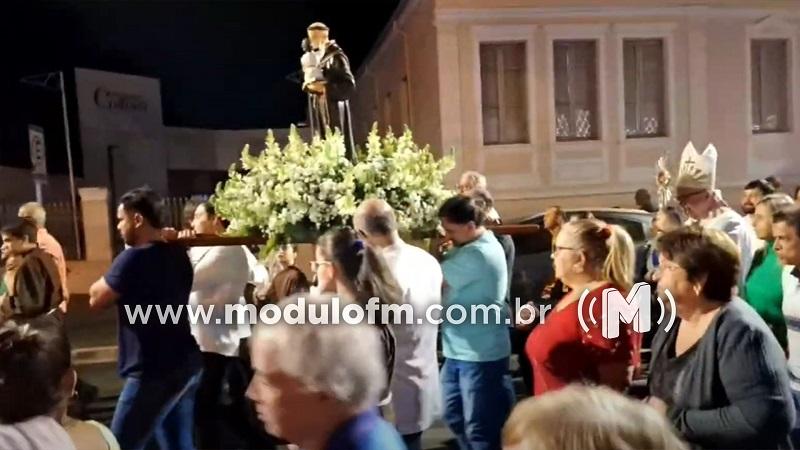 Imagem de Santo Antônio cai e assusta fiéis durante procissão em Patos de Minas