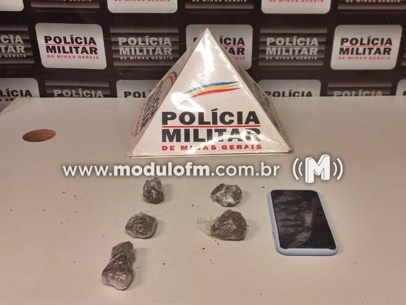 Jovem de 20 anos é preso por suspeita de tráfico de drogas no bairro Santa Terezinha