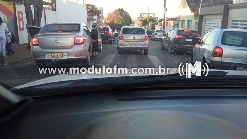 Motoristas param na faixa de pedestres em porta de escola e pai de aluno pede ajuda