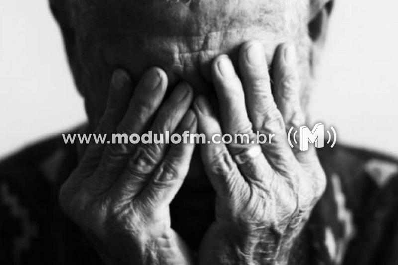 Mulher aproveita da generosidade de idoso e furta aparelho celular e cartão bancário em Patrocínio