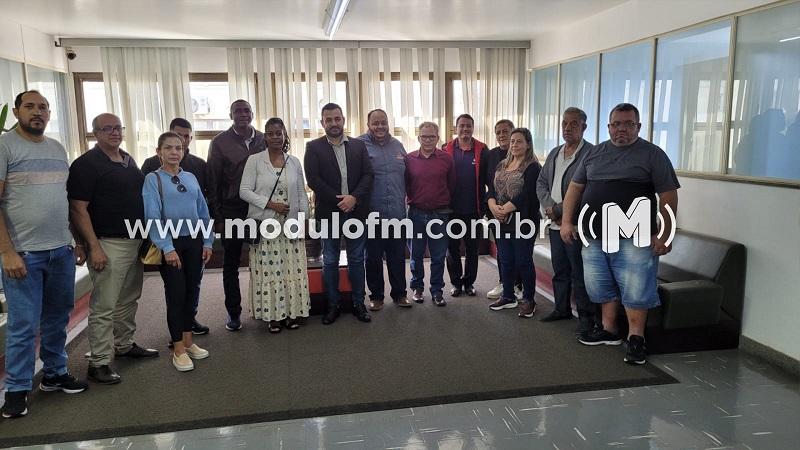 Reunião define que proprietários de trailers da praça Santa Luzia podem permanecer no local durante construção do calçadão
