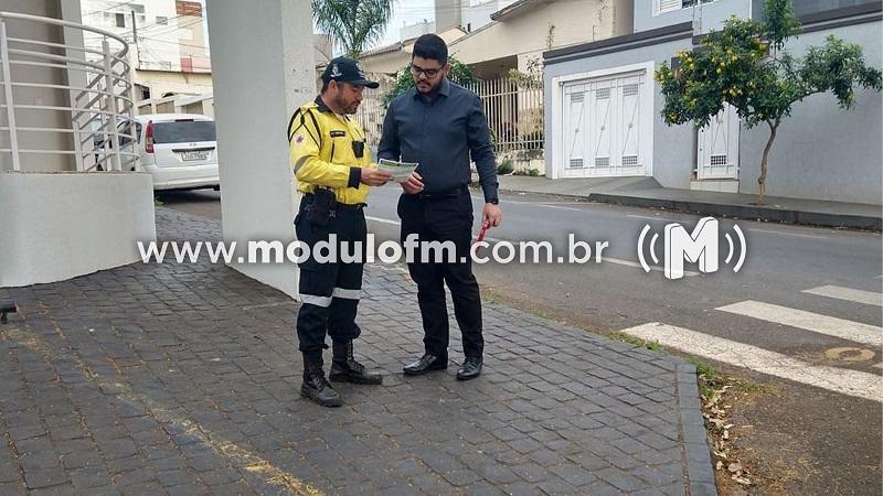 SESTRAN realiza conscientização de pedestres e entrega panfletos em Patrocínio; cidade teve três acidentes graves recentemente