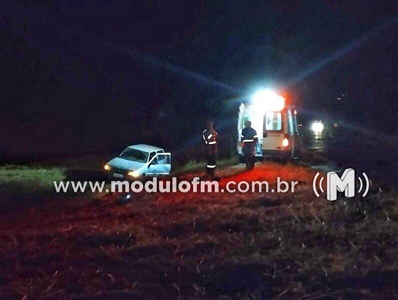 Veículo sai da pista na BR 365 e SAMU...