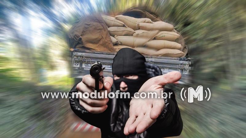 Caminhoneiro vive momentos de terror durante assalto com carga de café avaliada em R$ 250 mil