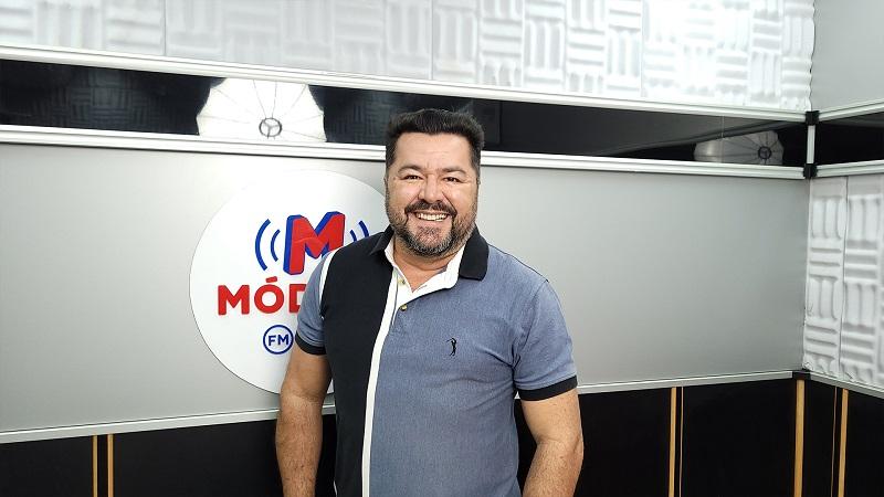 Cantor Michel destaca história e sucessos da dupla Max & Michel