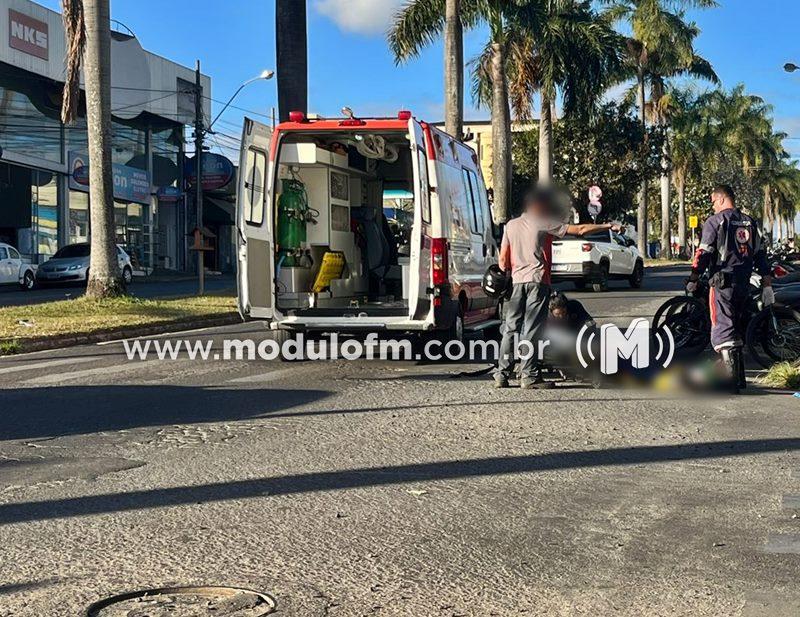 Colisão entre moto e veículo deixa jovem com fratura exposta na perna