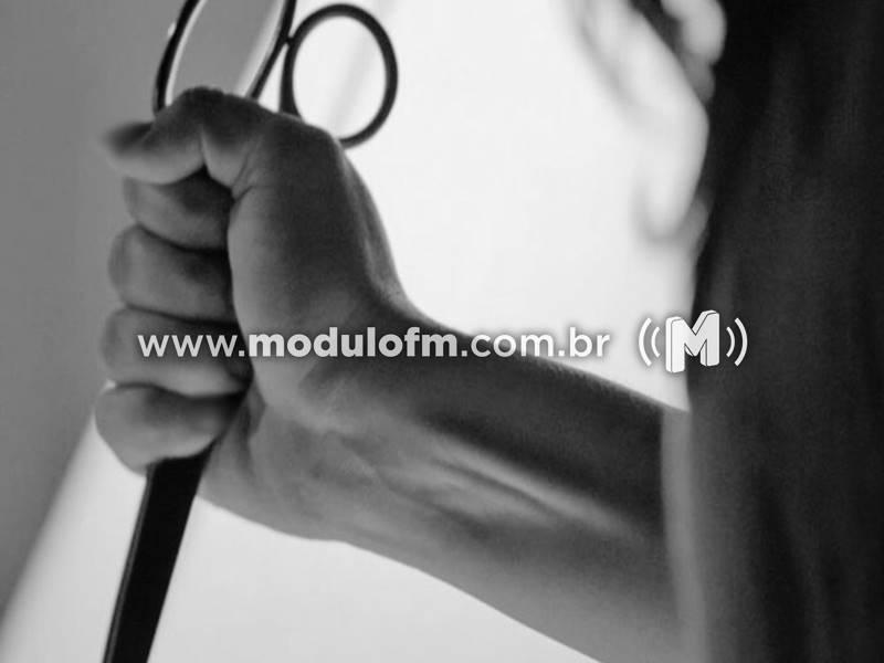 Detento da APAC protagoniza tentativa de fuga, agride funcionária de clínica e fere servidor com tesourada em Patrocínio
