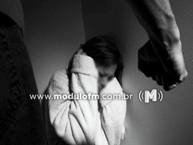 Mulher é agredida com copo de vidro na cabeça pelo companheiro em Patrocínio; agressor foi preso após tentar se esconder debaixo da cama