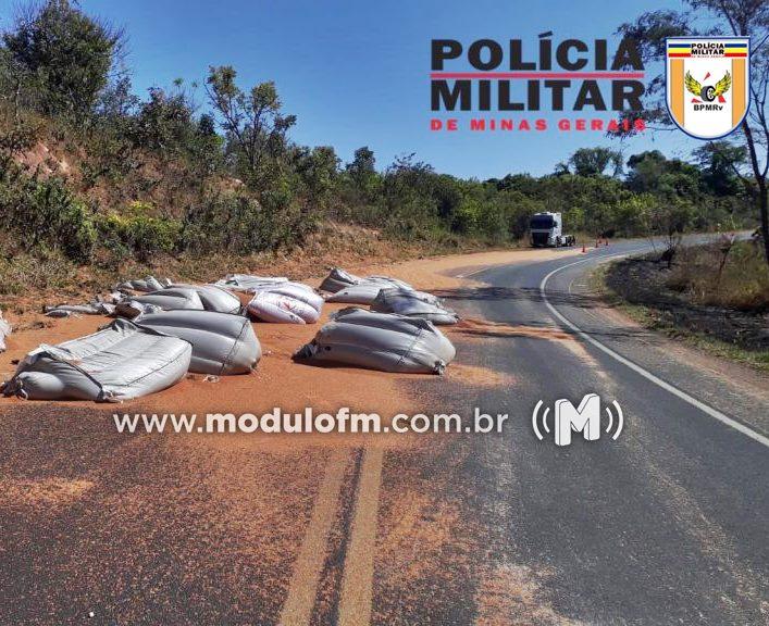 Carreta carregada com sorgo tomba e motorista sai ileso na MGC-462 em Patrocínio