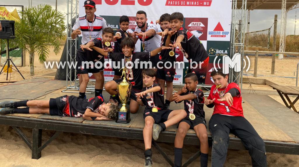 Escolinha Gol de Placa fatura título de competição em Patos de Minas
