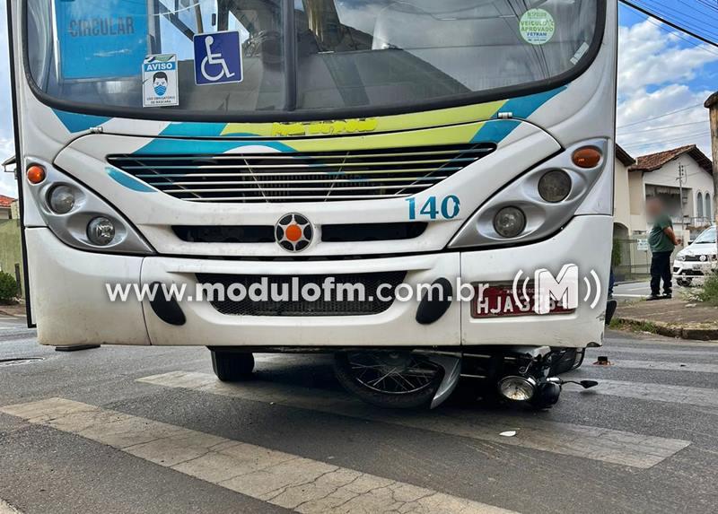 Motociclista fica ferida após colisão com ônibus de transporte coletivo em Patrocínio
