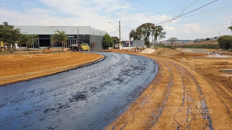 Prefeitura começa imprimação asfáltica na rotatória do bairro Morada Nova; saiba como fica o trânsito da região